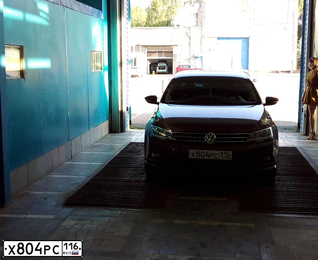 Фото автомобиля VOLKSWAGEN JETTA, 2016 — госномер Х804РС116. Цвет: КОРИЧНЕВЫЙ
