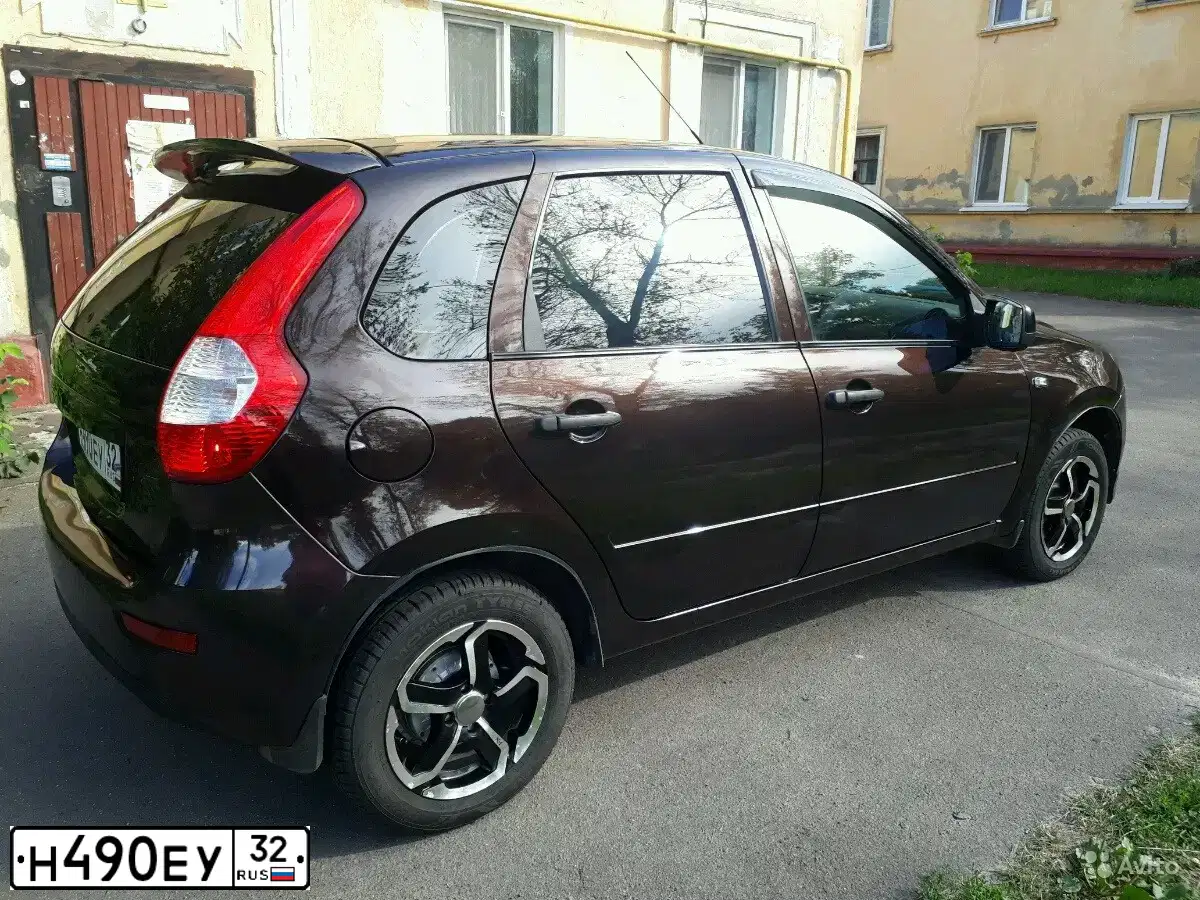 Фото автомобиля LADA 2192 KALINA, 2013 — госномер Н490ЕУ32. Цвет: ТЕМНО-КОРИЧНЕВЫЙ