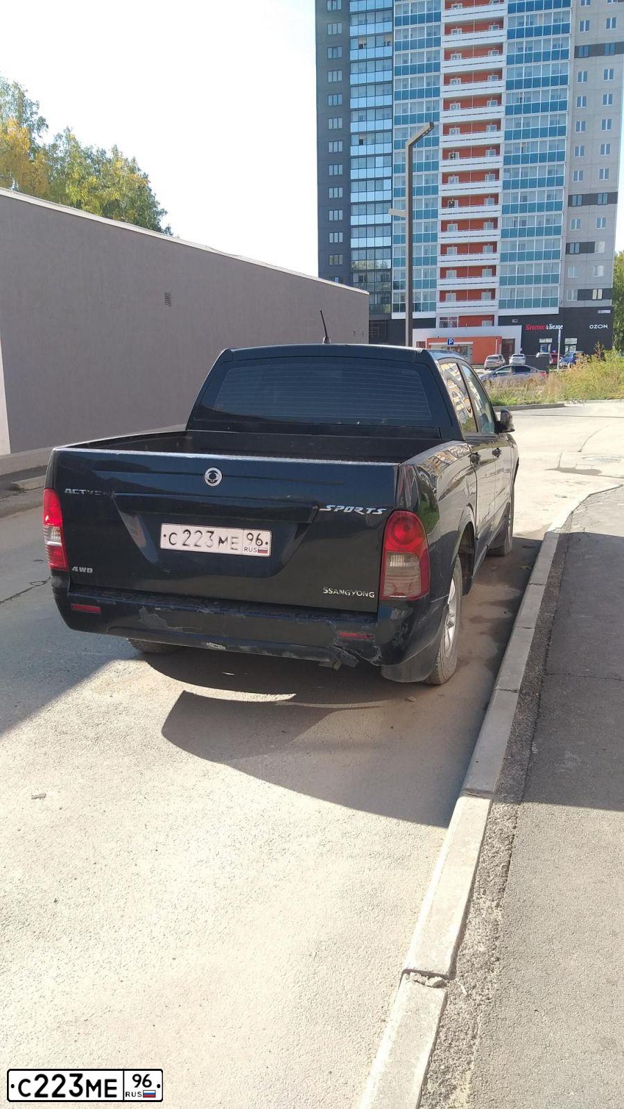 Фото автомобиля SSANGYONG ACTYON SPORTS, 2006 — госномер С223МЕ96. Цвет: ЧЕРНЫЙ