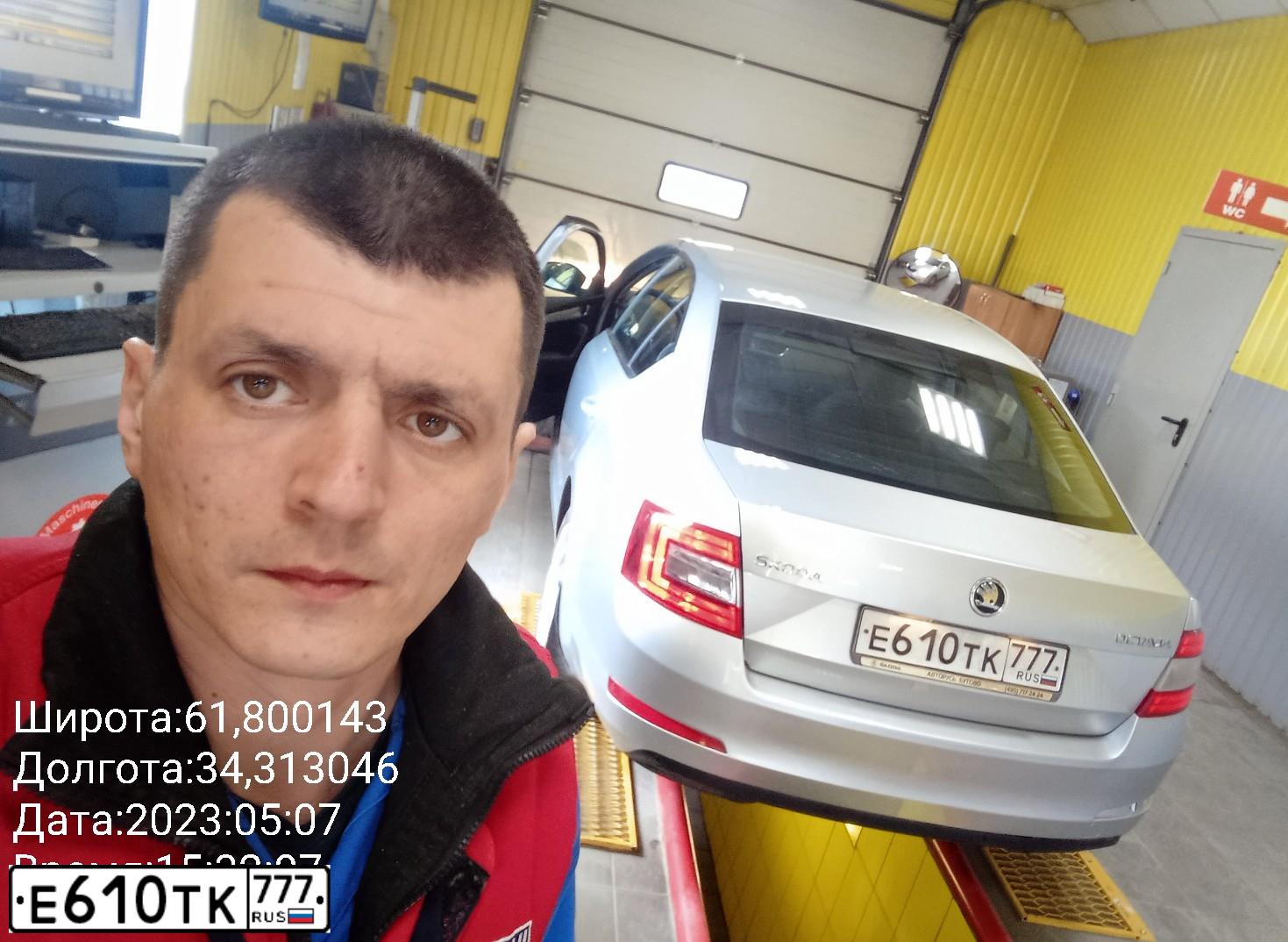 Фото автомобиля SKODA OCTAVIA, 2016 — госномер Е610ТК777. Цвет: Серебристый