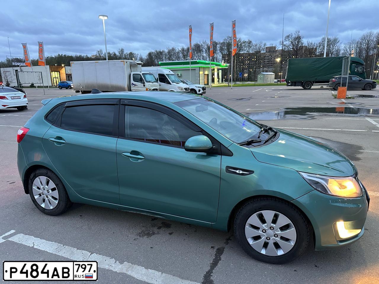 Фото автомобиля KIA RIO, 2012 — госномер Р484АВ797. Цвет: БЕЛЫЙ ЖЕЛТЫЙ СЕРЫЙ