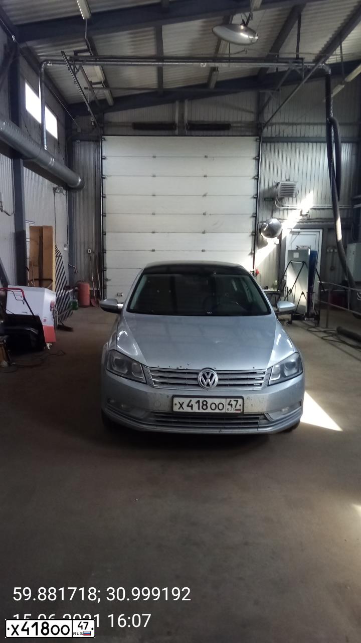 Фото автомобиля VOLKSWAGEN PASSAT, 2012 — госномер Х418ОО47. Цвет: СЕРЕБРИСТЫЙ