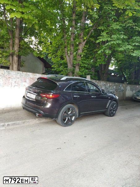 Фото автомобиля INFINITI QX70 /FX/, 2008 — госномер Х894АС550. Цвет: Коричневый