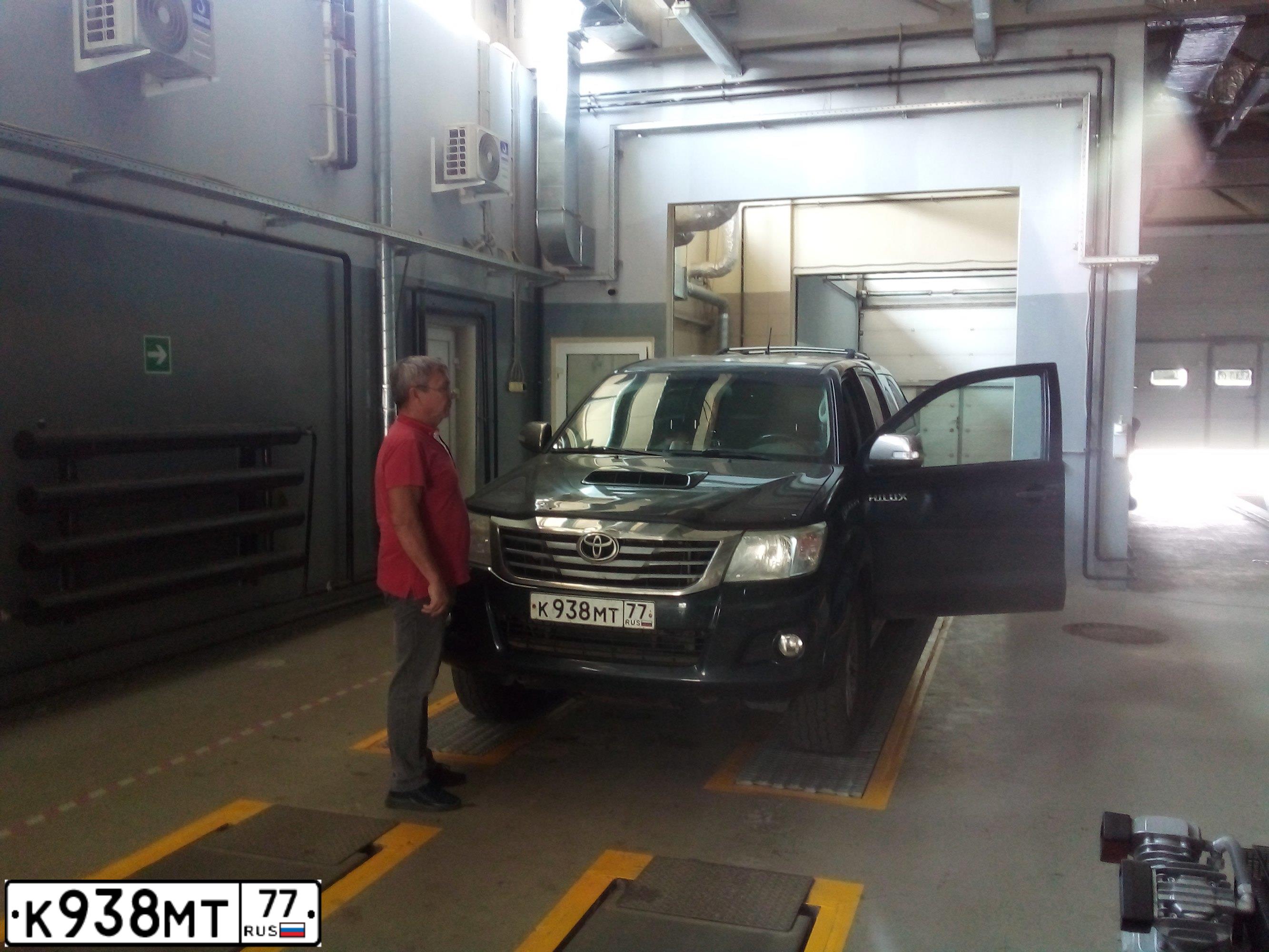 Фото автомобиля TOYOTA HILUX, 2013 — госномер К938МТ77. Цвет: ЧЕРНЫЙ
