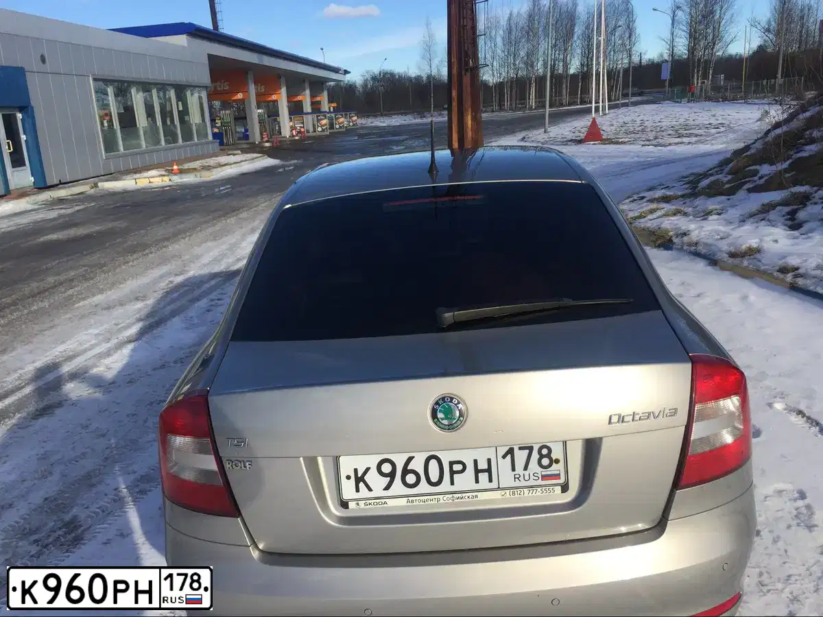 Фото автомобиля TOYOTA YARIS, 2000 — госномер Е423РР178. Цвет: СЕРЕБРИСТЫЙ