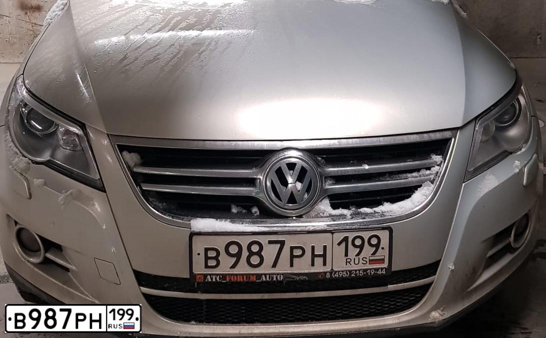 Фото автомобиля VOLKSWAGEN TIGUAN, 2009 — госномер У500РН199. Цвет: Серебристо-Желтый