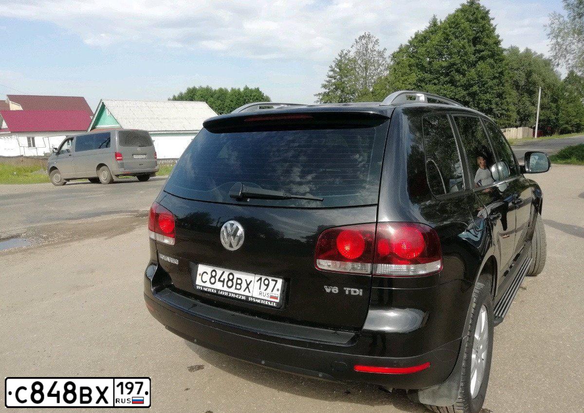 Фото автомобиля VOLKSWAGEN TOUAREG, 2007 — госномер А130УВ33. Цвет: ЧЕРНЫЙ