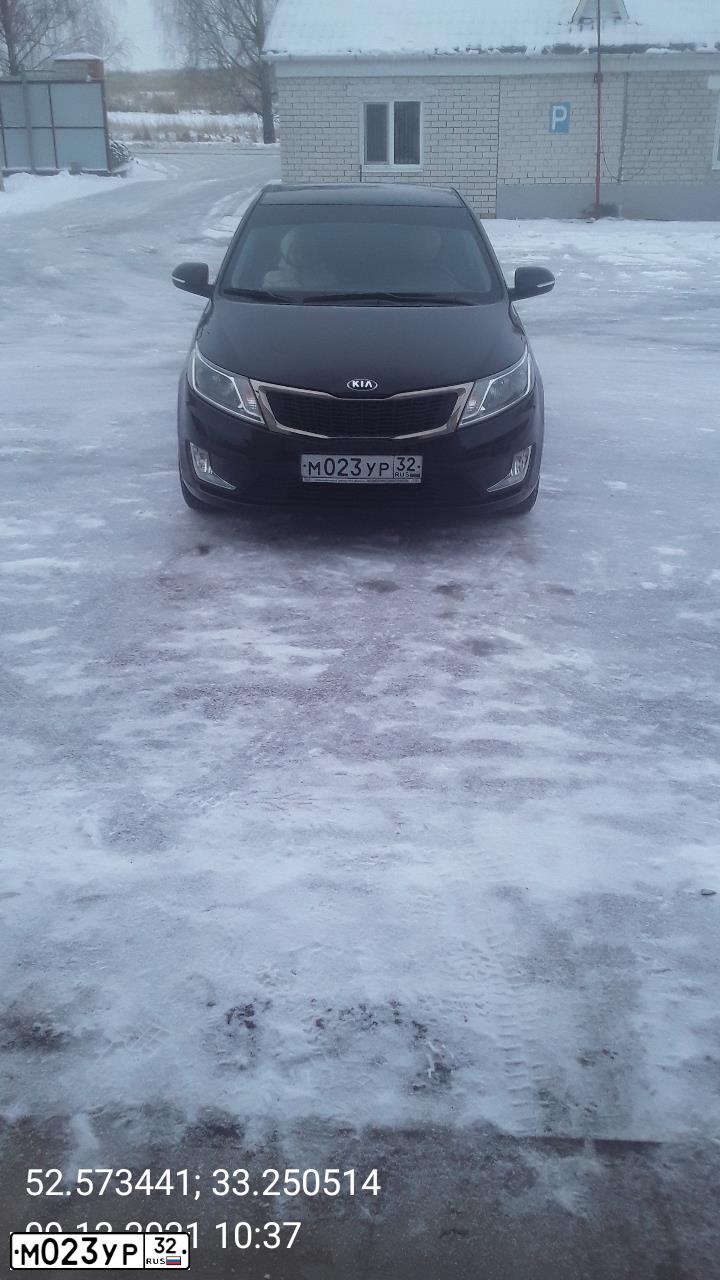 Фото автомобиля KIA RIO, 2014 — госномер М023УР32. Цвет: ЧЕРНЫЙ