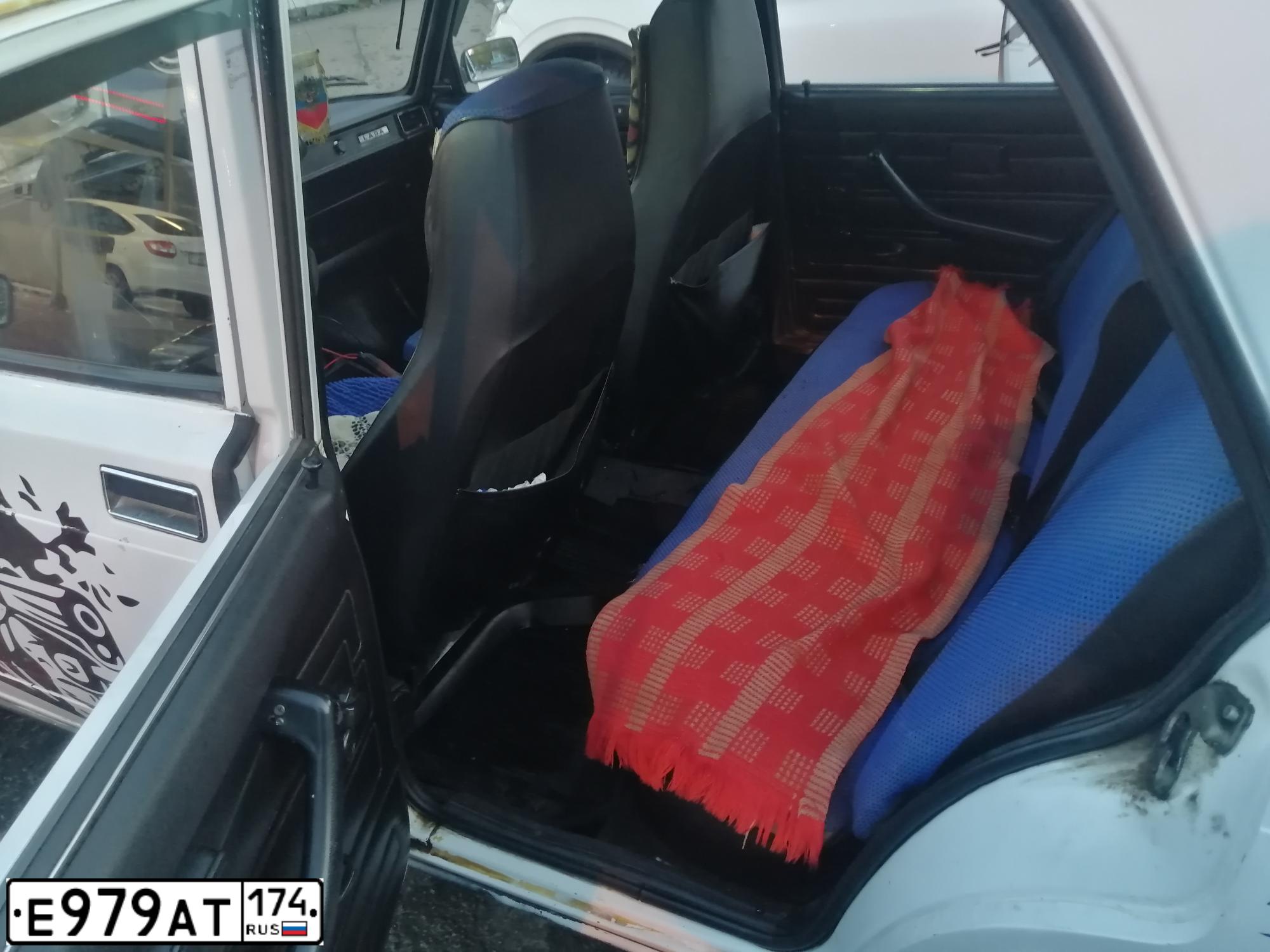 Фото автомобиля LADA 2105, 2007 — госномер Е979АТ174. Цвет: ЯРКО-БЕЛЫЙ