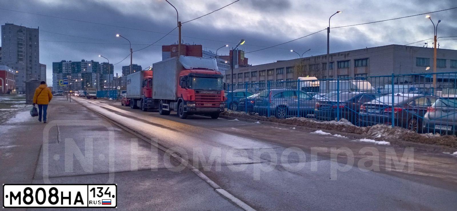 Фото автомобиля SCANIA SERIE R /4X2/, 2004 — госномер В324ММ23. Цвет: Красный