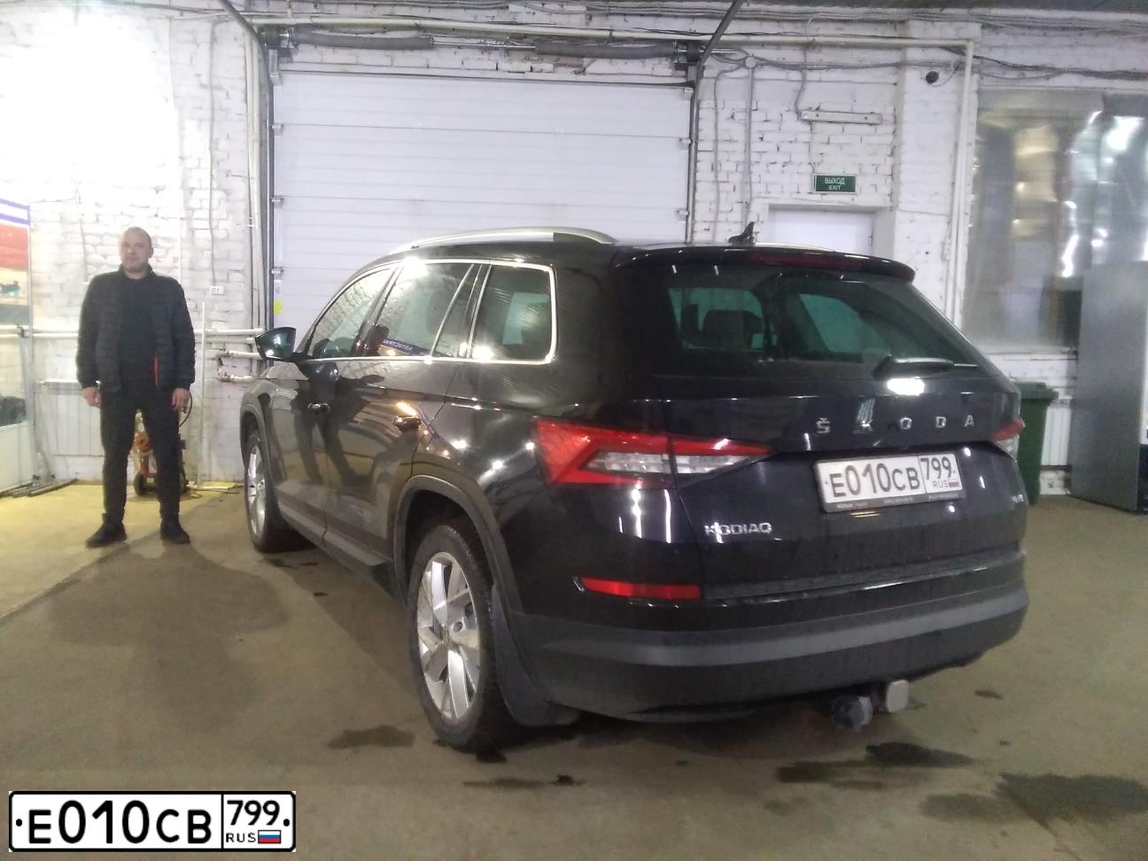 Фото автомобиля SKODA KODIAQ, 2019 — госномер Е010СВ799. Цвет: ЧЕРНЫЙ