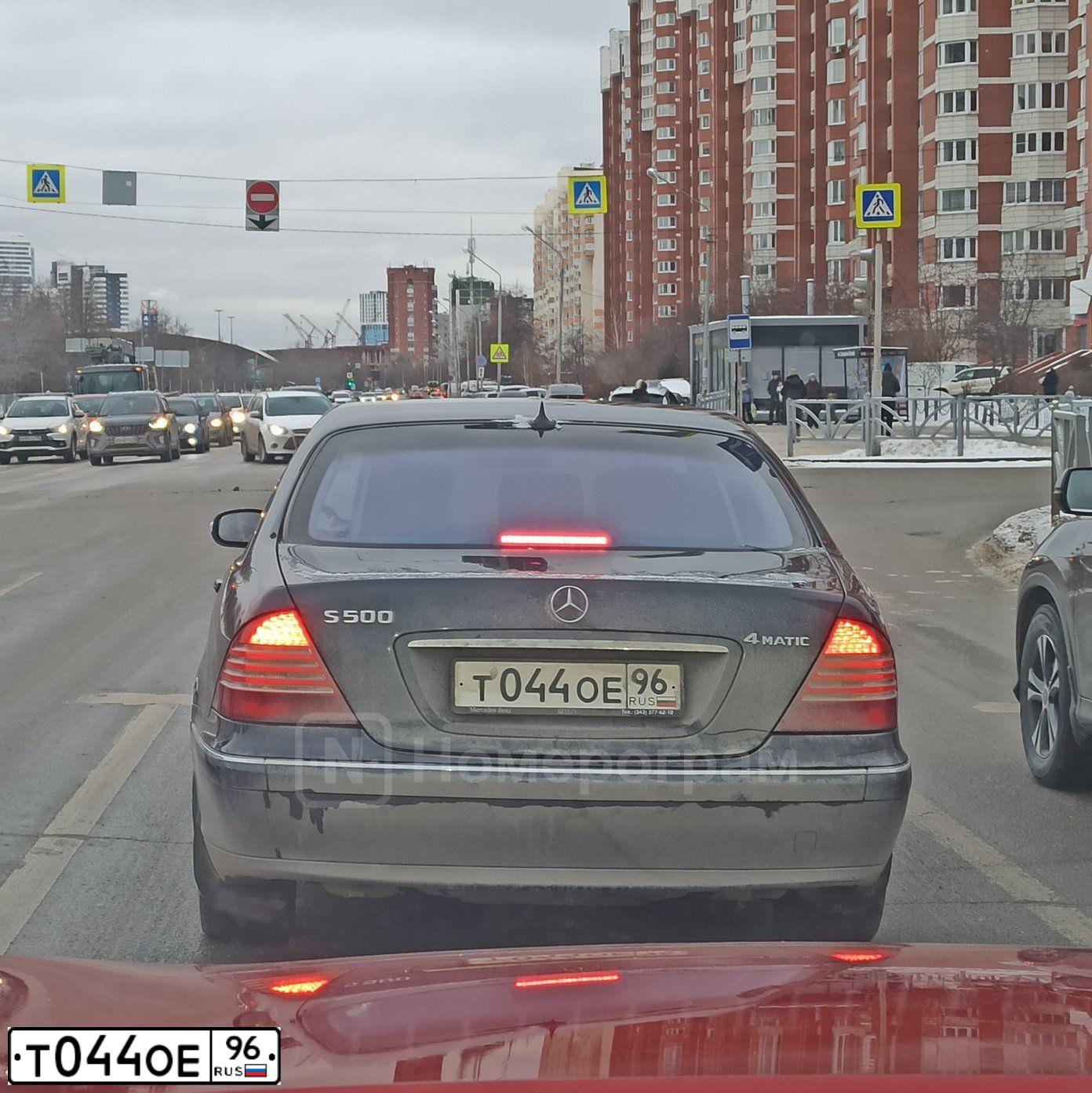 Фото автомобиля MERCEDES S-KLASSE, 1999 — госномер Т044ОЕ96. Цвет: ТЕМНО-СИНИЙ