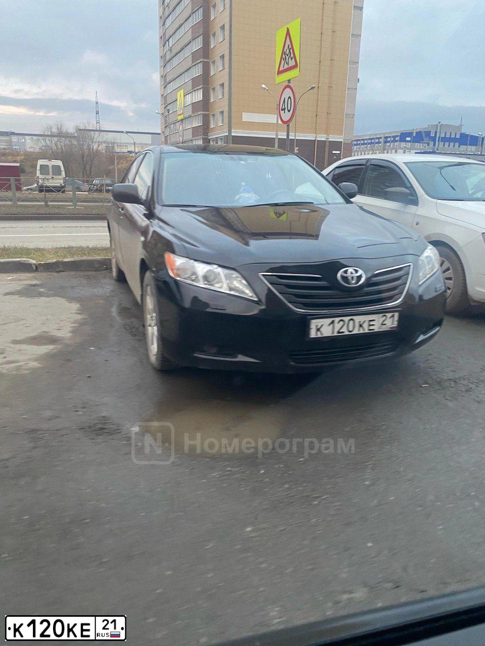 Фото автомобиля TOYOTA CAMRY, 2007 — госномер Е077МЕ21. Цвет: ЧЕРНЫЙ