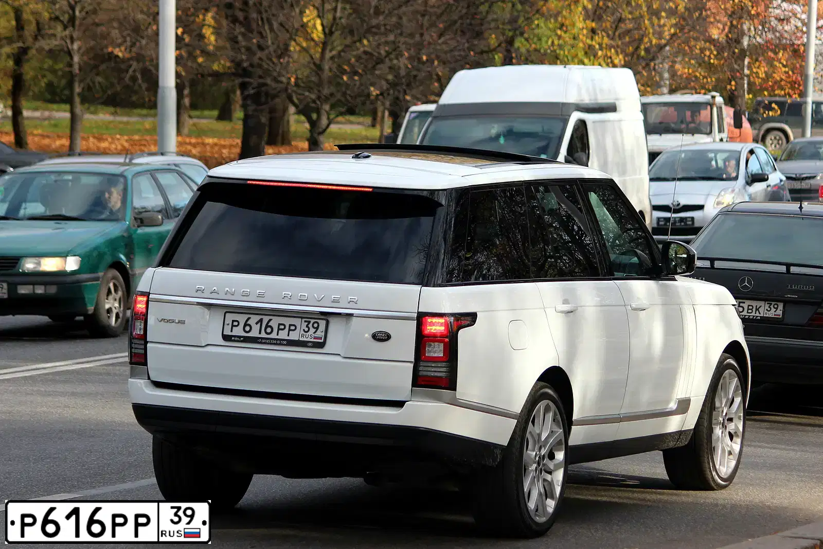 Фото автомобиля LANDROVER RANGE ROVER, 2013 — госномер Р616РР39. Цвет: ЯРКО-БЕЛЫЙ