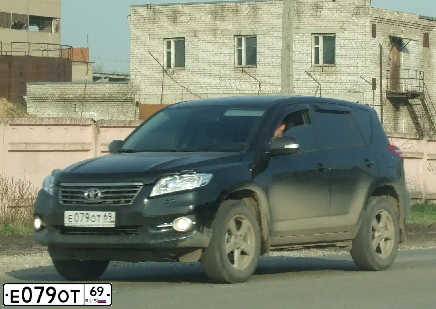 Фото автомобиля TOYOTA RAV4, 2011 — госномер Е079ОТ69. Цвет: ЧЕРНЫЙ