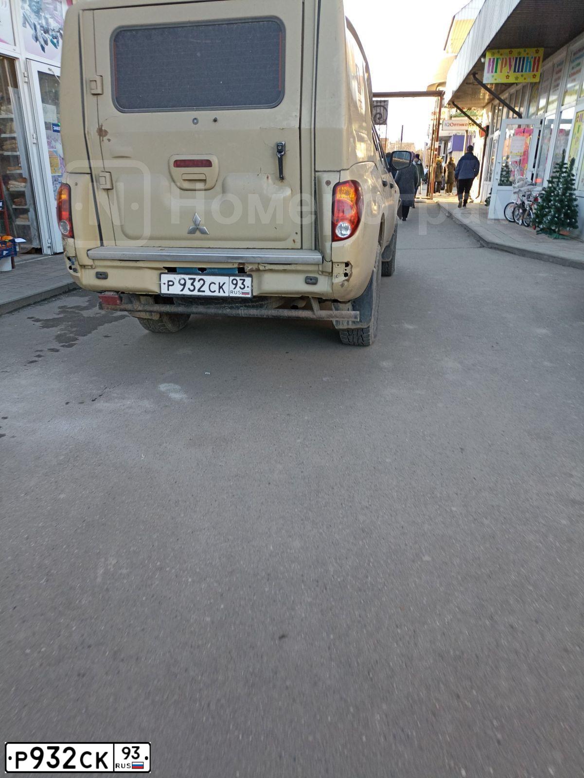 Фото автомобиля MITSUBISHI L 200, 2009 — госномер Р932СК93. Цвет: ПЕСОЧНЫЙ