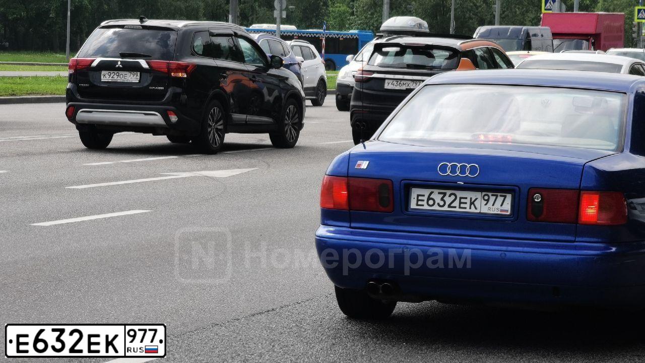Фото автомобиля AUDI S8, 1998 — госномер Е632ЕК977. Цвет: синий