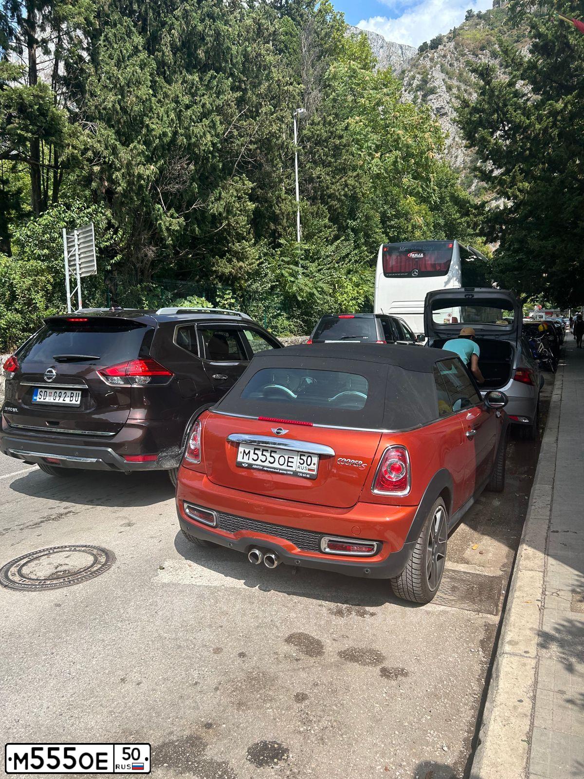 Фото автомобиля MINI МИНИ КУПЕР САВRIО, 2013 — госномер М555ОЕ50. Цвет: ОРАНЖЕВЫЙ