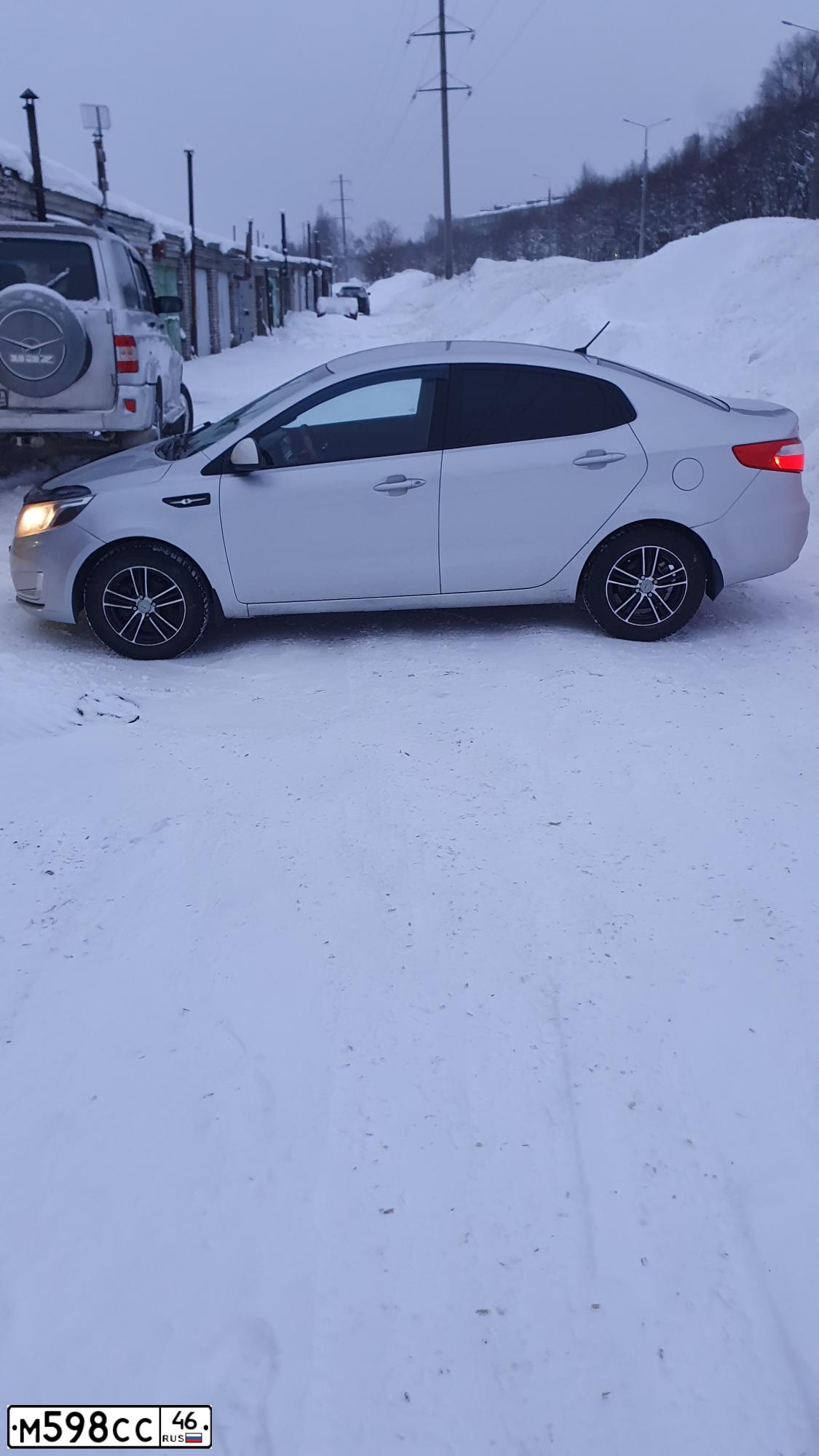 Фото автомобиля KIA RIO, 2012 — госномер А642ОХ51. Цвет: Серебристый