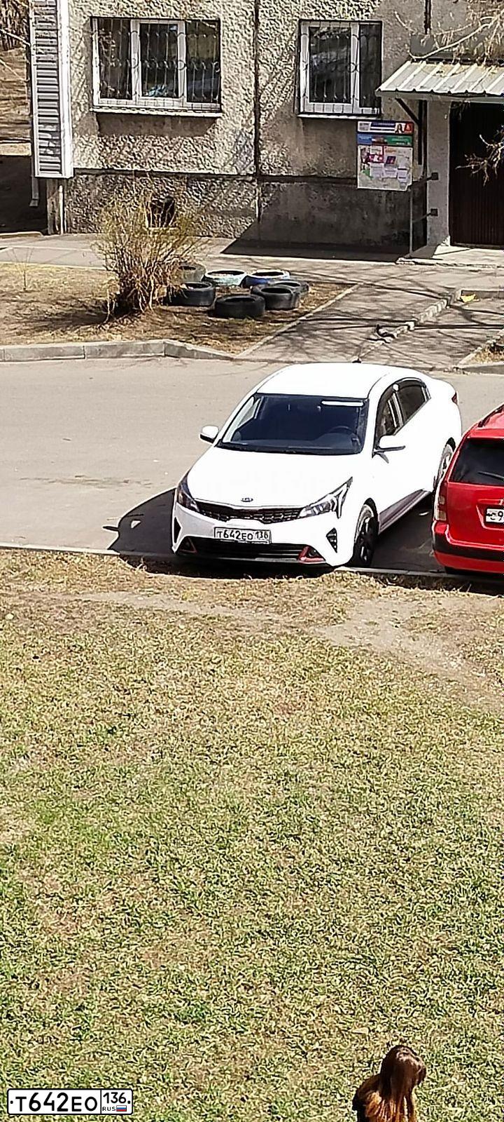 Фото автомобиля LADA 2190 GRANTA, 2019 — госномер Т642ЕО136. Цвет: Белый