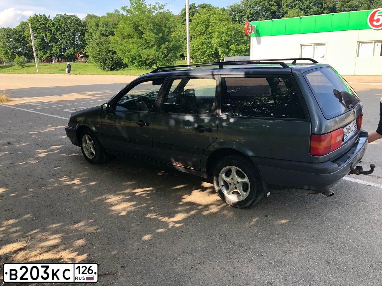 Фото автомобиля VOLKSWAGEN PASSAT, 1996 — госномер Р585АР180. Цвет: ТЕМНО-СЕРЫЙ