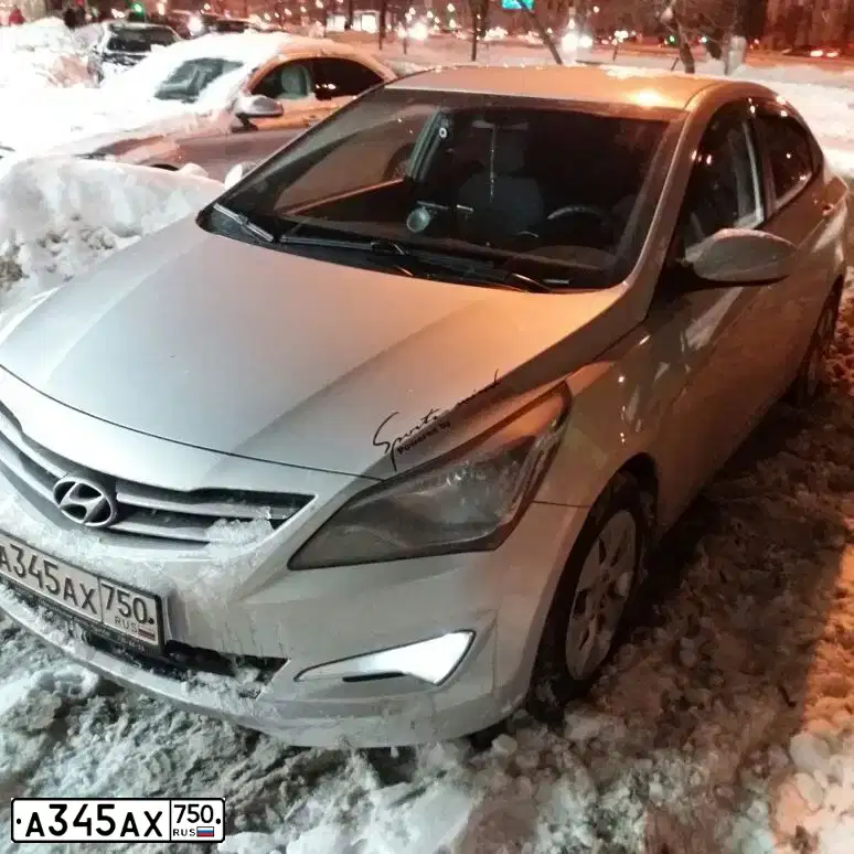 Фото автомобиля HYUNDAI SOLARIS, 2015 — госномер А345АХ750. Цвет: СЕРЕБРИСТЫЙ
