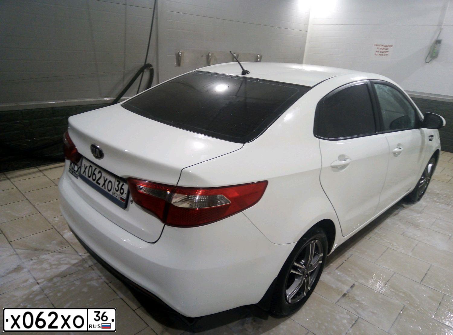 Фото автомобиля KIA RIO, 2014 — госномер Т135ТН62. Цвет: Белый