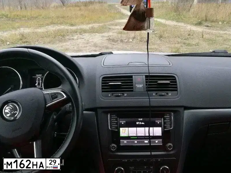 Фото автомобиля SKODA YETI, 2014 — госномер М565ХХ29. Цвет: Белый