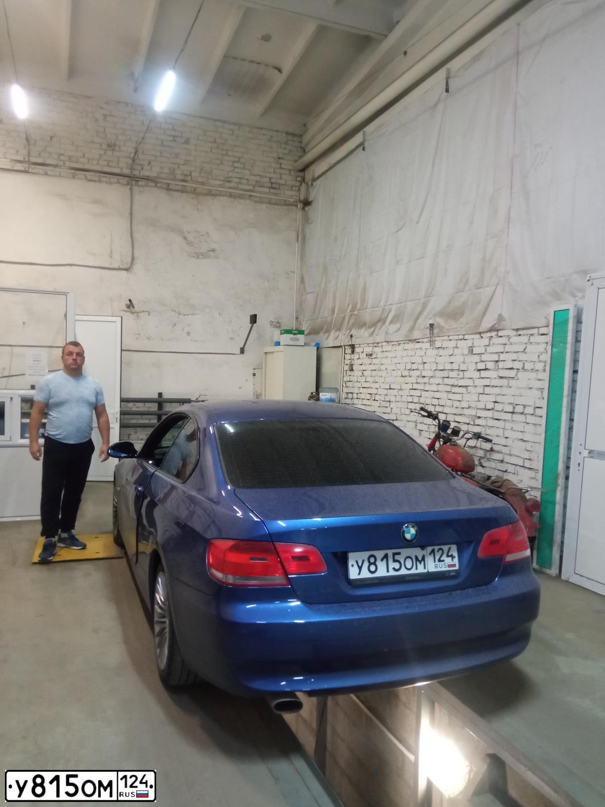 Фото автомобиля BMW SERIE 3, 2008 — госномер Х352КА161. Цвет: синий