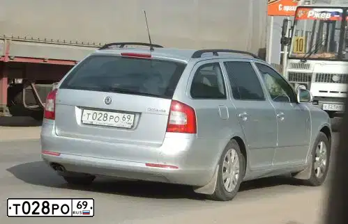 Фото автомобиля SKODA OCTAVIA, 2009 — госномер В614СА82. Цвет: СЕРЕБРИСТЫЙ
