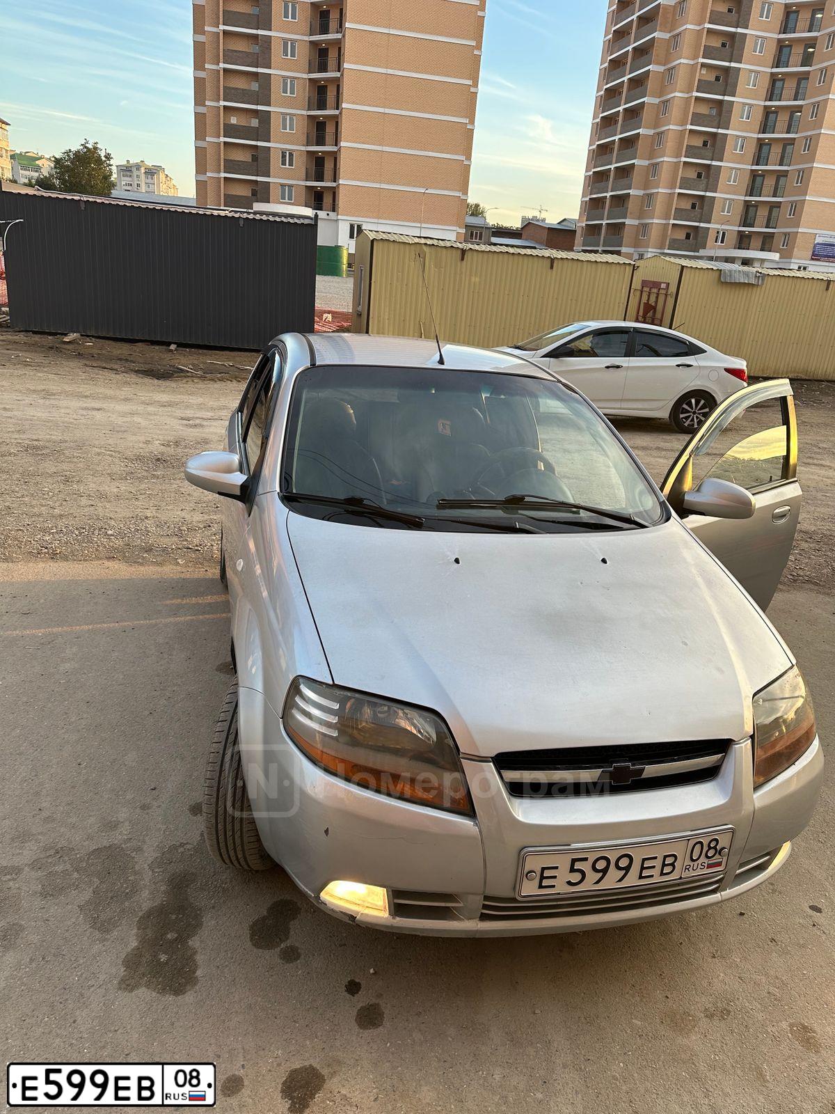 Фото автомобиля CHEVROLET AVEO, 2006 — госномер Е599ЕВ08. Цвет: Серебристый