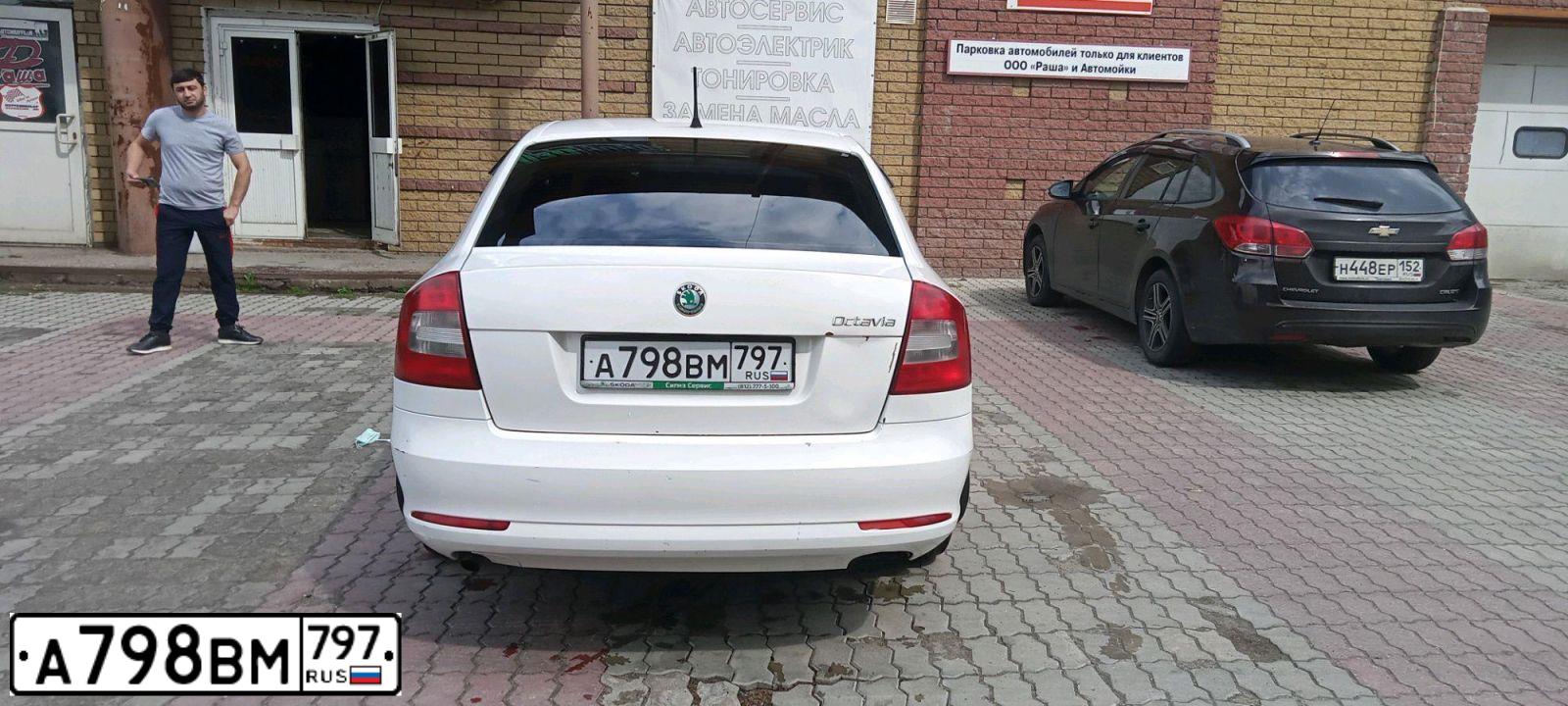 Фото автомобиля SKODA OCTAVIA, 2012 — госномер Р239РР178. Цвет: Белый