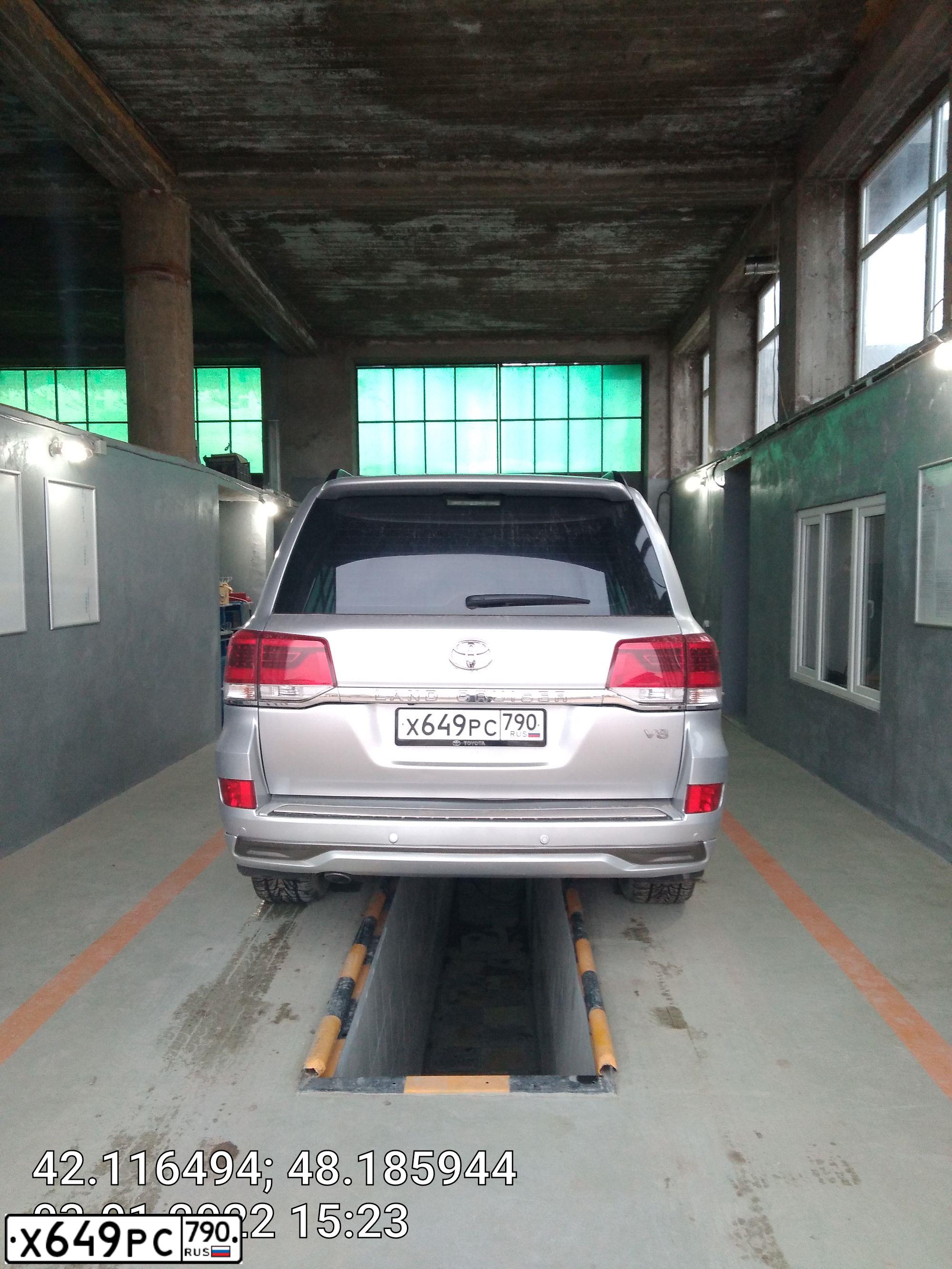 Фото автомобиля TOYOTA LANDCRUISER 200, 2007 — госномер В222КК35. Цвет: Серебристый