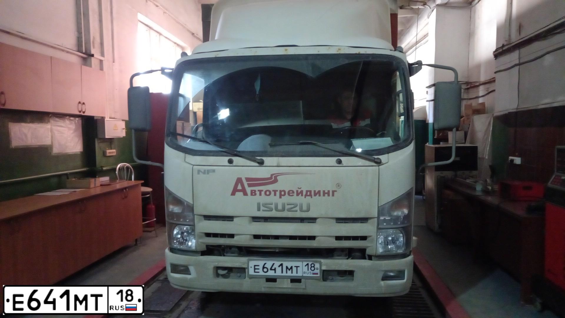 Фото автомобиля ISUZU NPR, 2013 — госномер Е641МТ18. Цвет: Белый