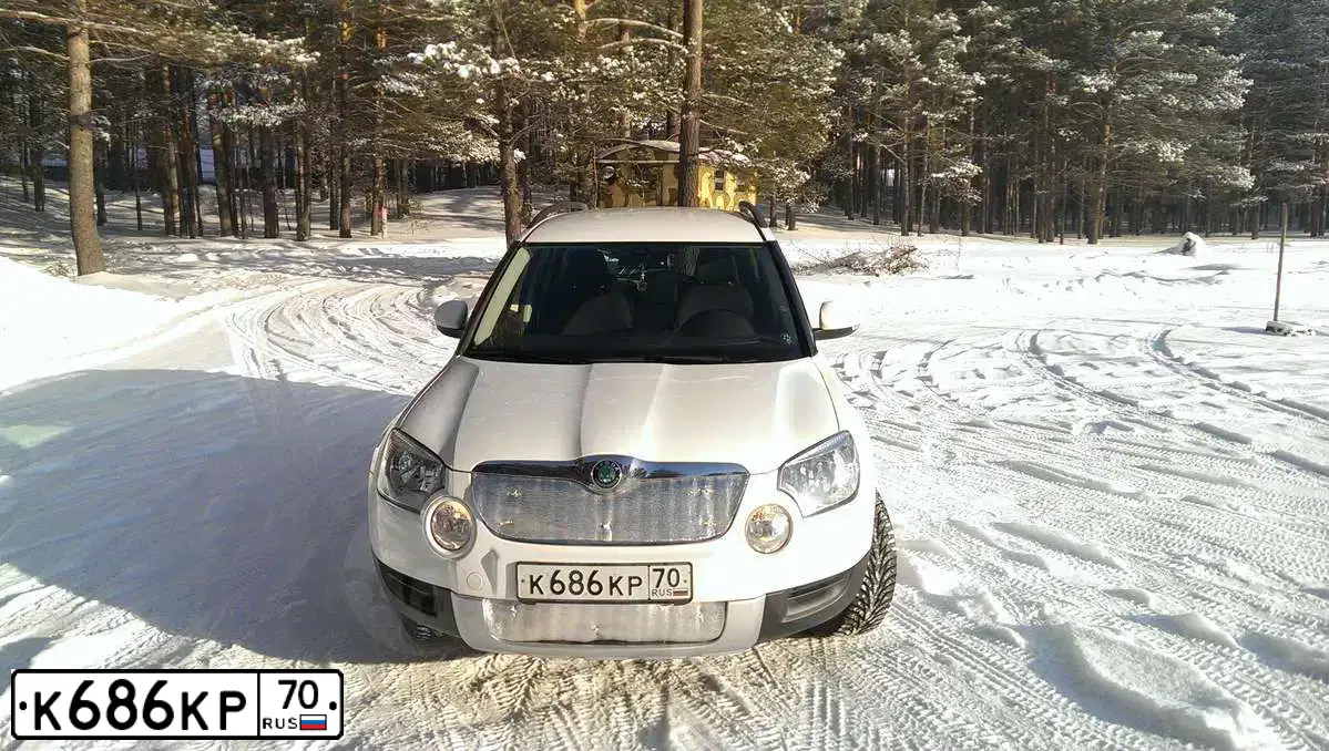 Фото автомобиля SKODA YETI, 2011 — госномер Р627ЕК70. Цвет: Белый