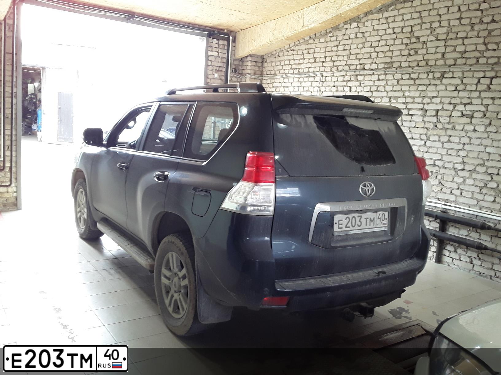 Фото автомобиля TOYOTA LANDCRUISER, 2007 — госномер М880МВ777. Цвет: ЧЕРНЫЙ