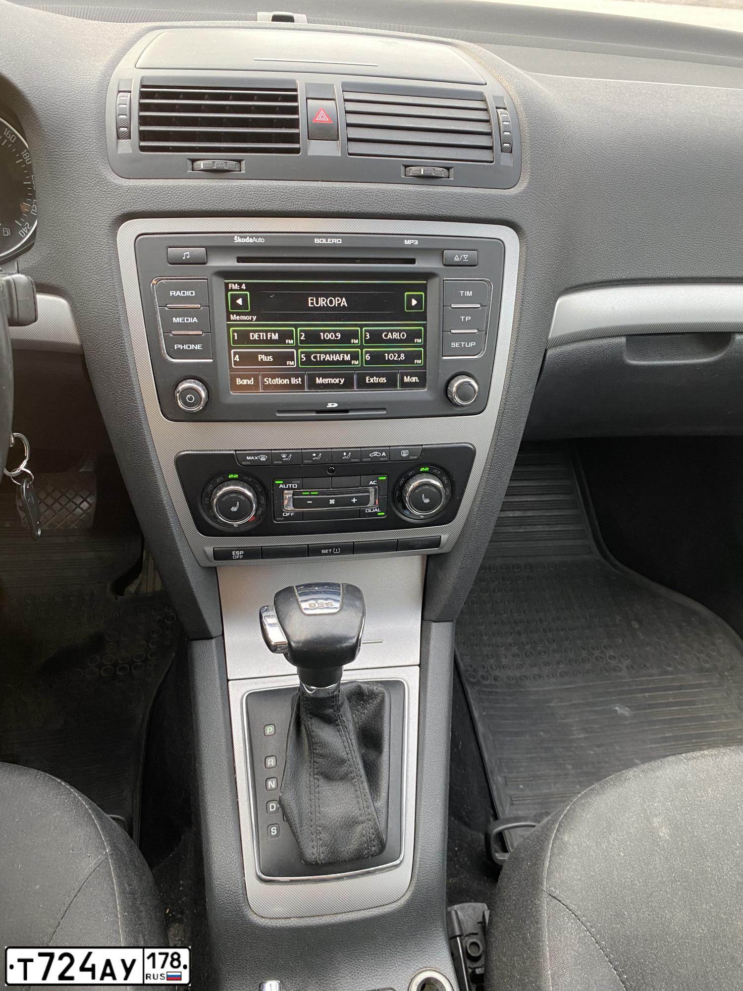 Фото автомобиля SKODA OCTAVIA, 2009 — госномер Х479ТС98. Цвет: Серебристый