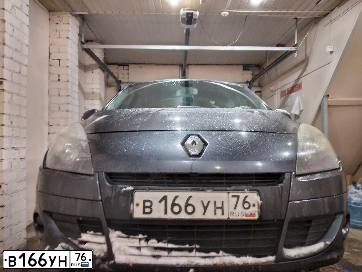 Фото автомобиля RENAULT MEGANE /GRAND/ SCENIC, 2009 — госномер В166УН76. Цвет: СЕРЫЙ