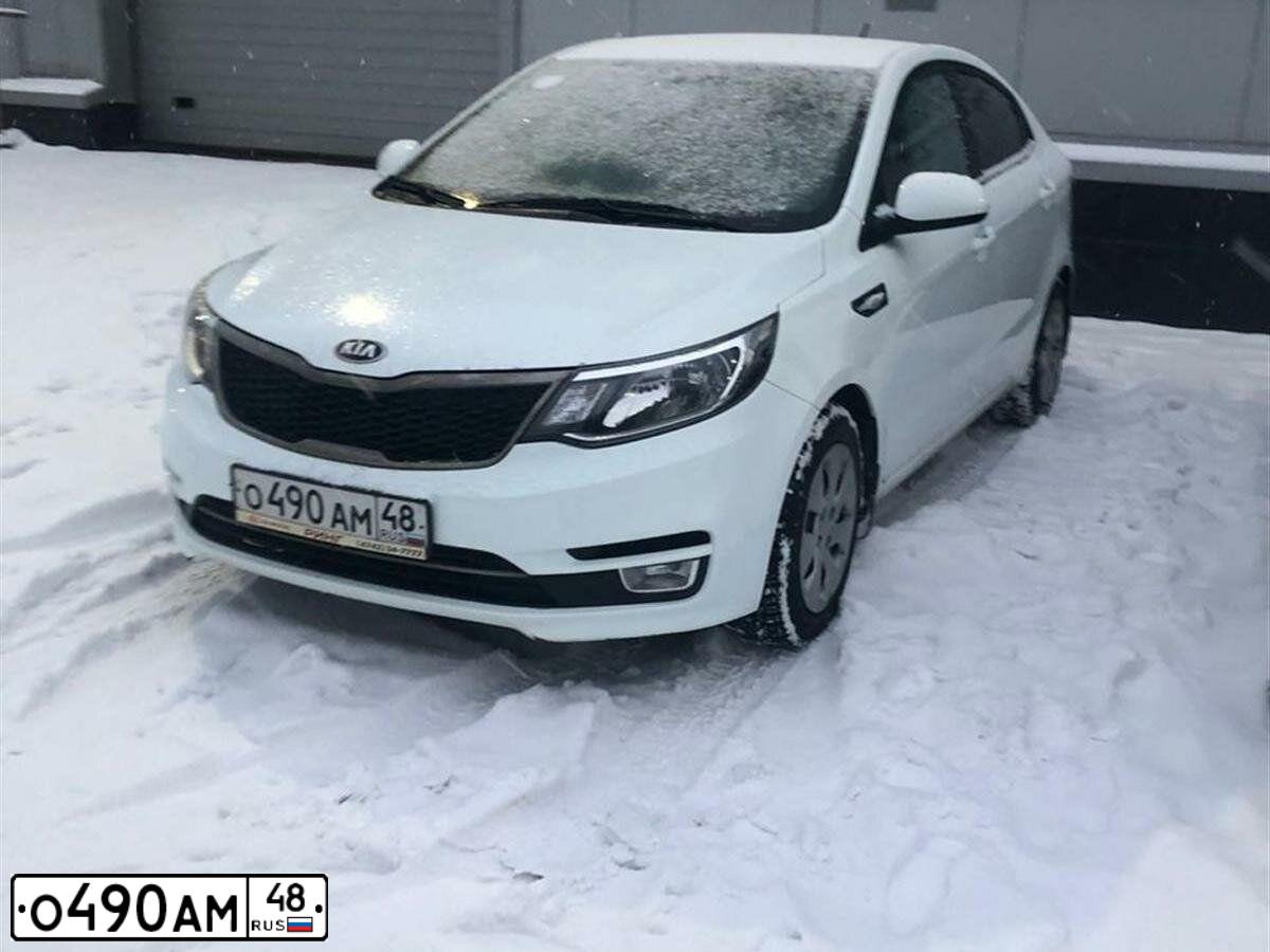 Фото автомобиля KIA RIO, 2017 — госномер О490АМ48. Цвет: Белый