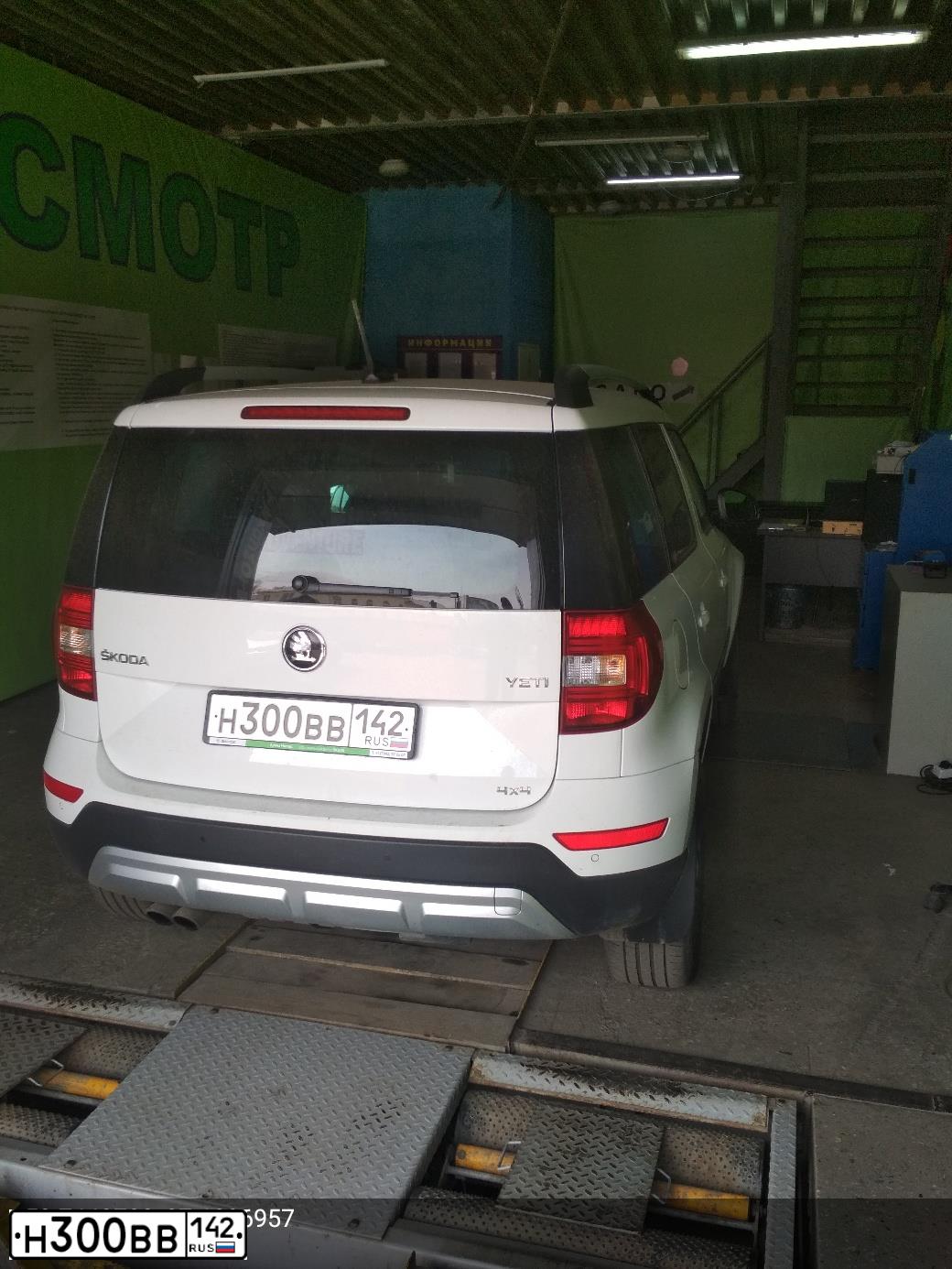 Фото автомобиля SKODA YETI, 2012 — госномер С974КА142. Цвет: серебристый