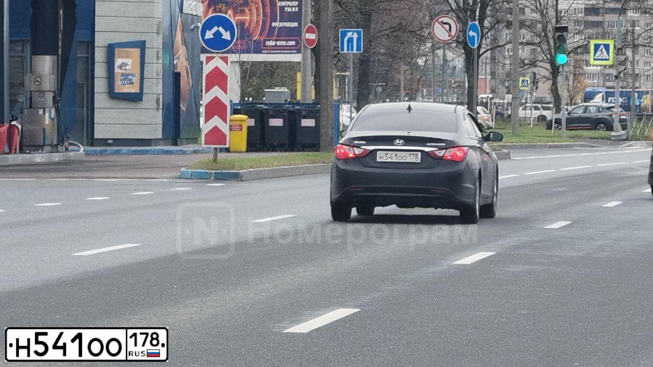 Фото автомобиля HYUNDAI SONATA, 2012 — госномер Н541ОО178. Цвет: ЧЕРНЫЙ