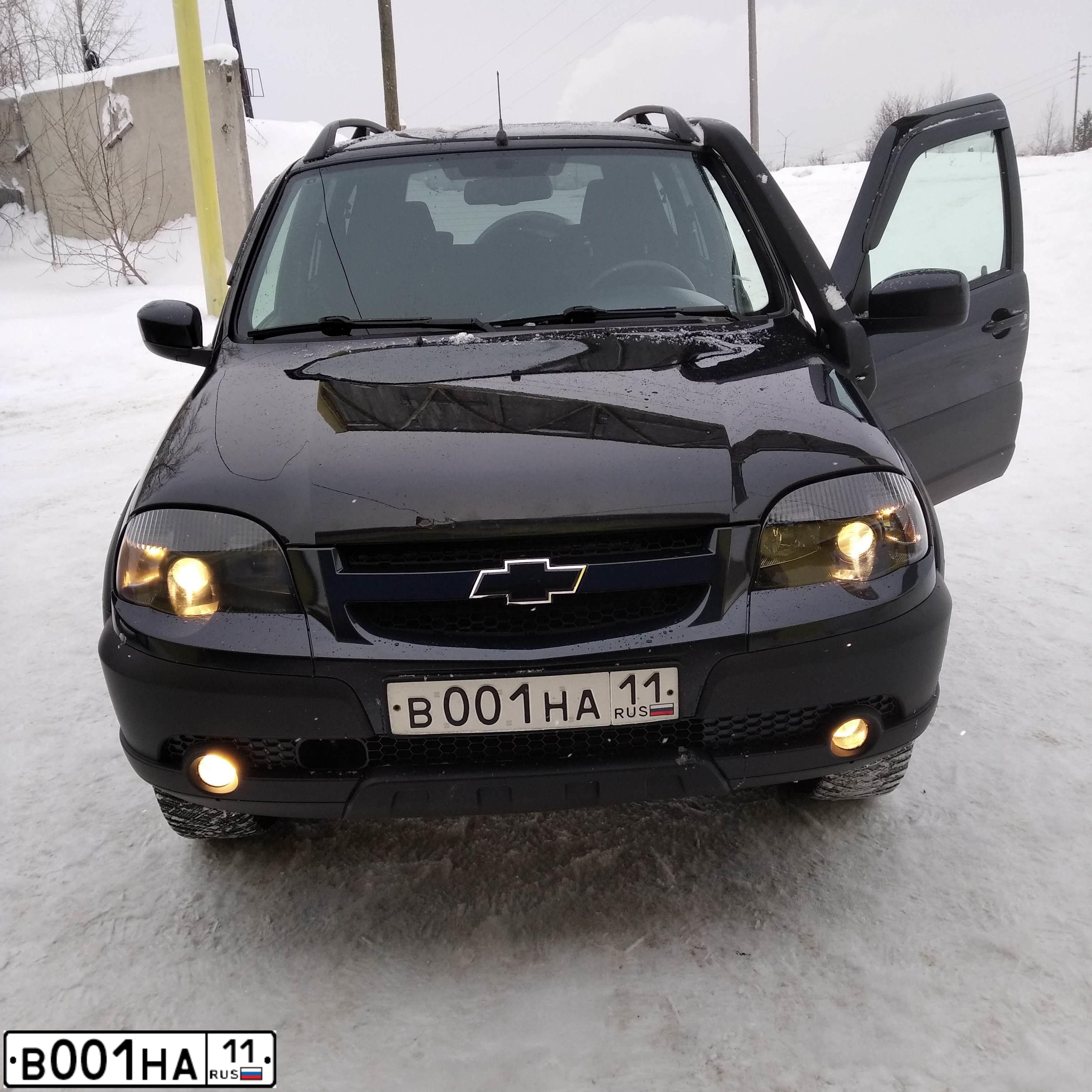 Фото автомобиля CHEVROLET T NIVA, 2017 — госномер Р869ТВ11. Цвет: Черно-Синий Металлиик