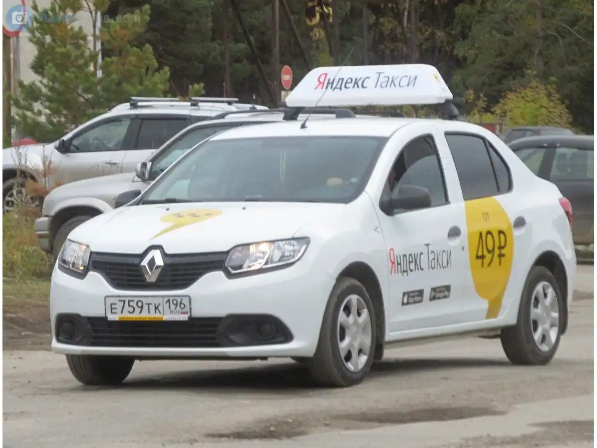 Фото автомобиля RENAULT LOGAN, 2017 — госномер О425АТ774. Цвет: Белый