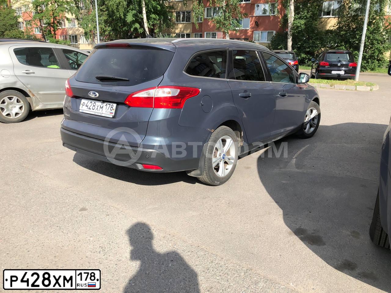 Фото автомобиля FORD FOCUS, 2013 — госномер Р428ХМ178. Цвет: СЕРЫЙ ТЕМНЫЙ