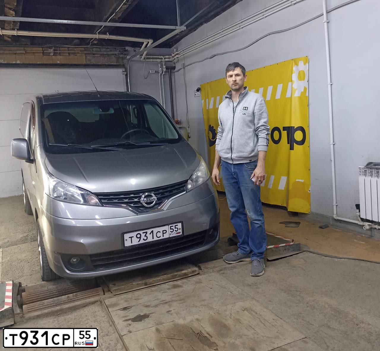 Фото автомобиля NISSAN NV 200, 2012 — госномер А217АЕ550. Цвет: СЕРЫЙ