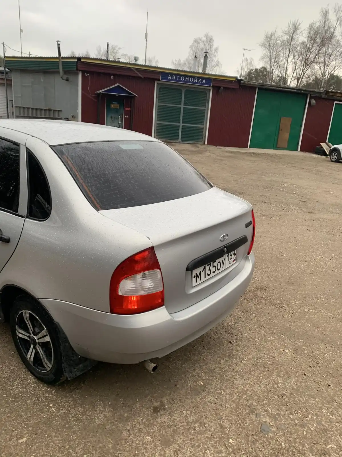 Фото автомобиля LADA 1118 KALINA, 2007 — госномер М135ОУ159. Цвет: Серебристый