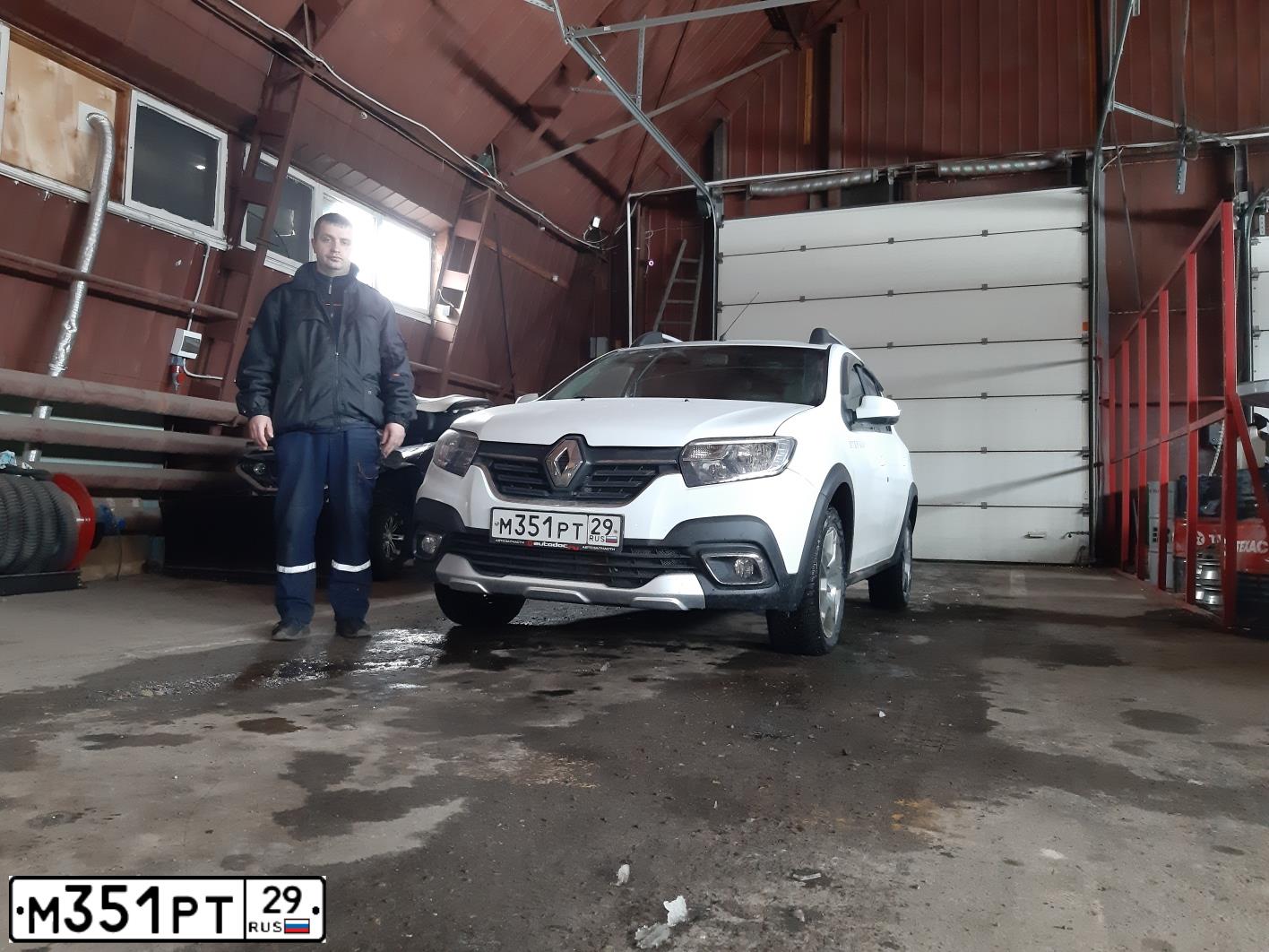 Фото автомобиля RENAULT SANDERO, 2018 — госномер О214УЕ29. Цвет: Белый