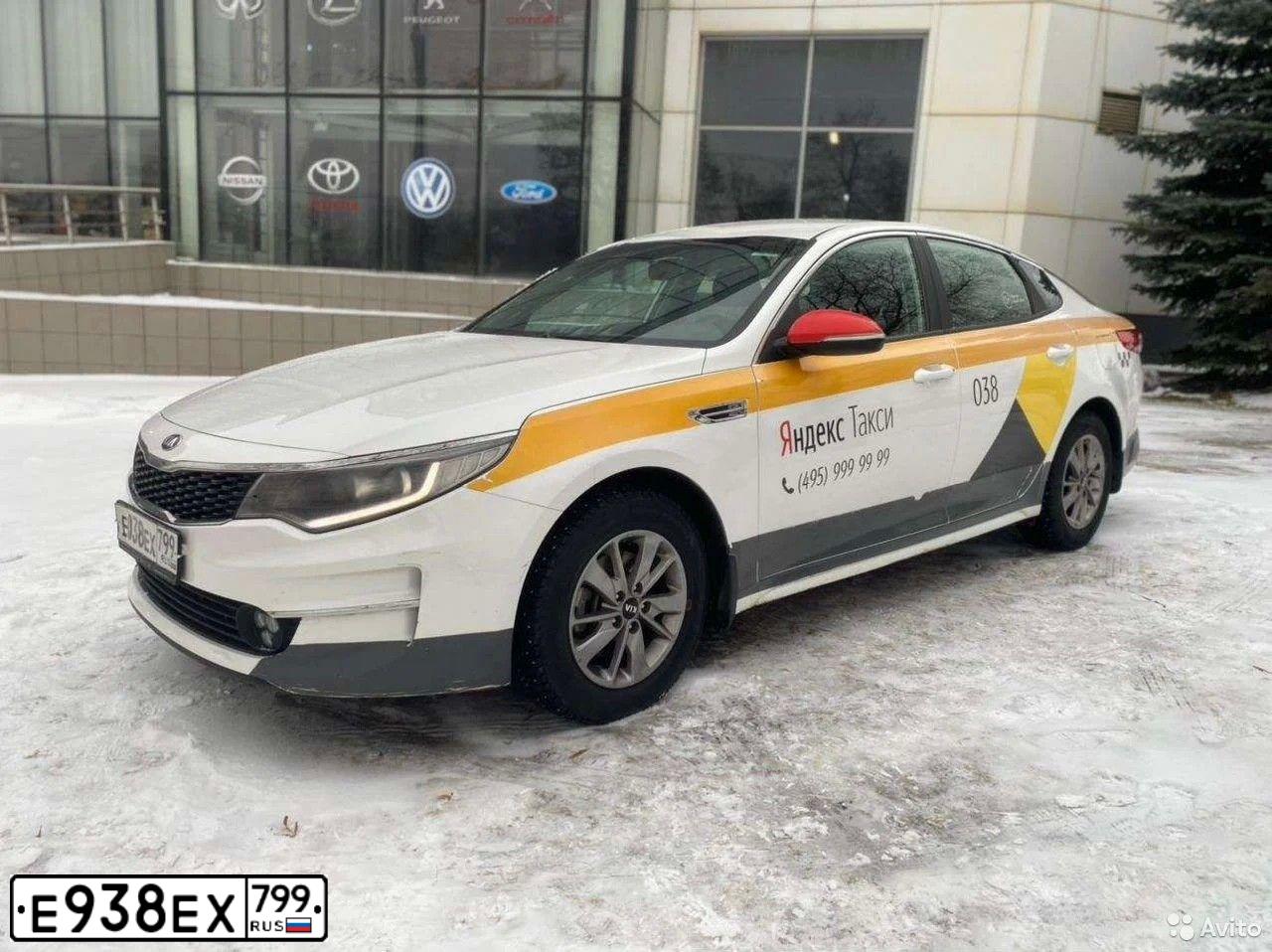 Фото автомобиля RENAULT SANDERO, 2014 — госномер М005КВ777. Цвет: Красный