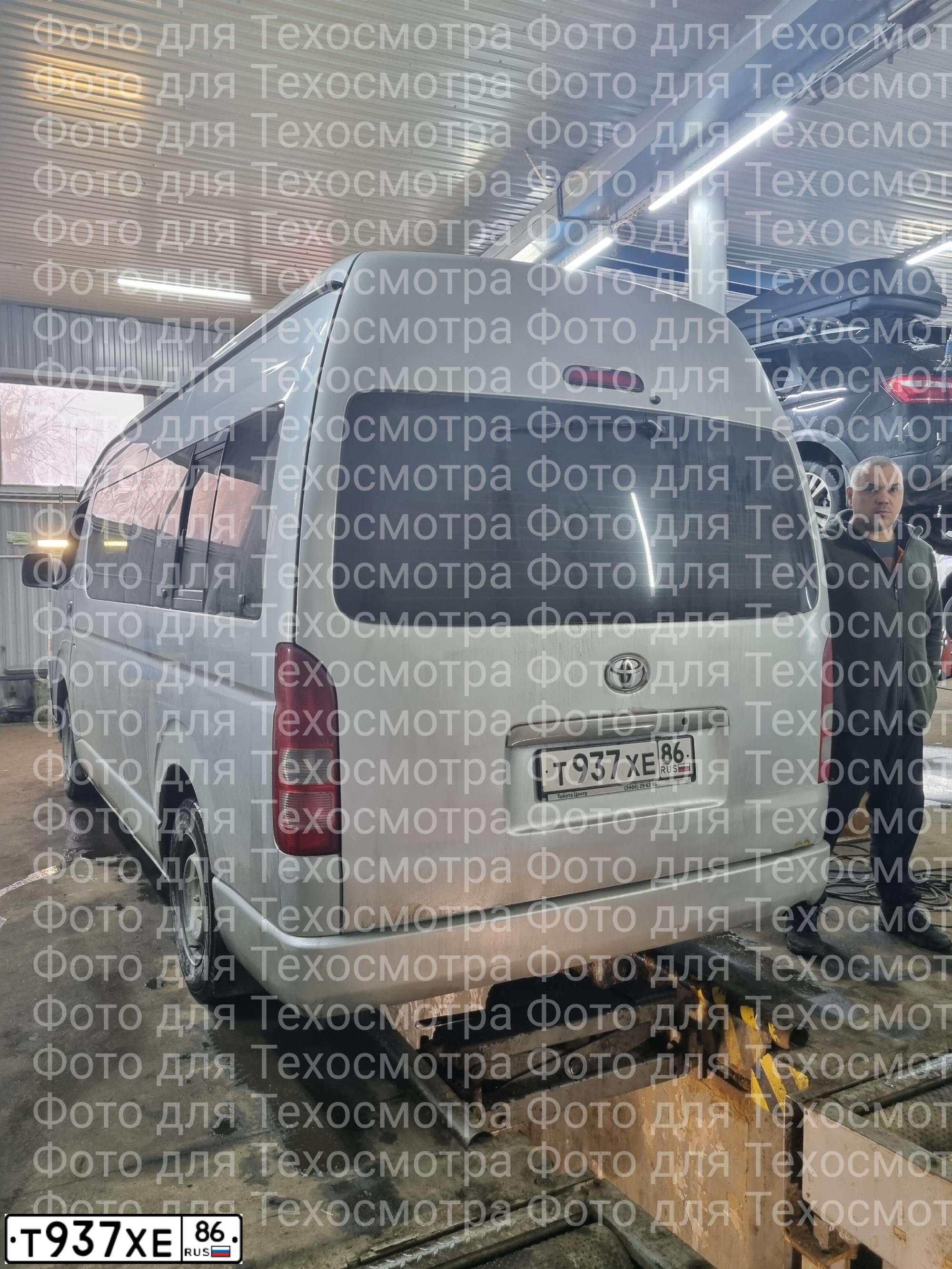 Фото автомобиля TOYOTA HIACE, 2011 — госномер М458АМ702. Цвет: СЕРЕБРИСТЫЙ
