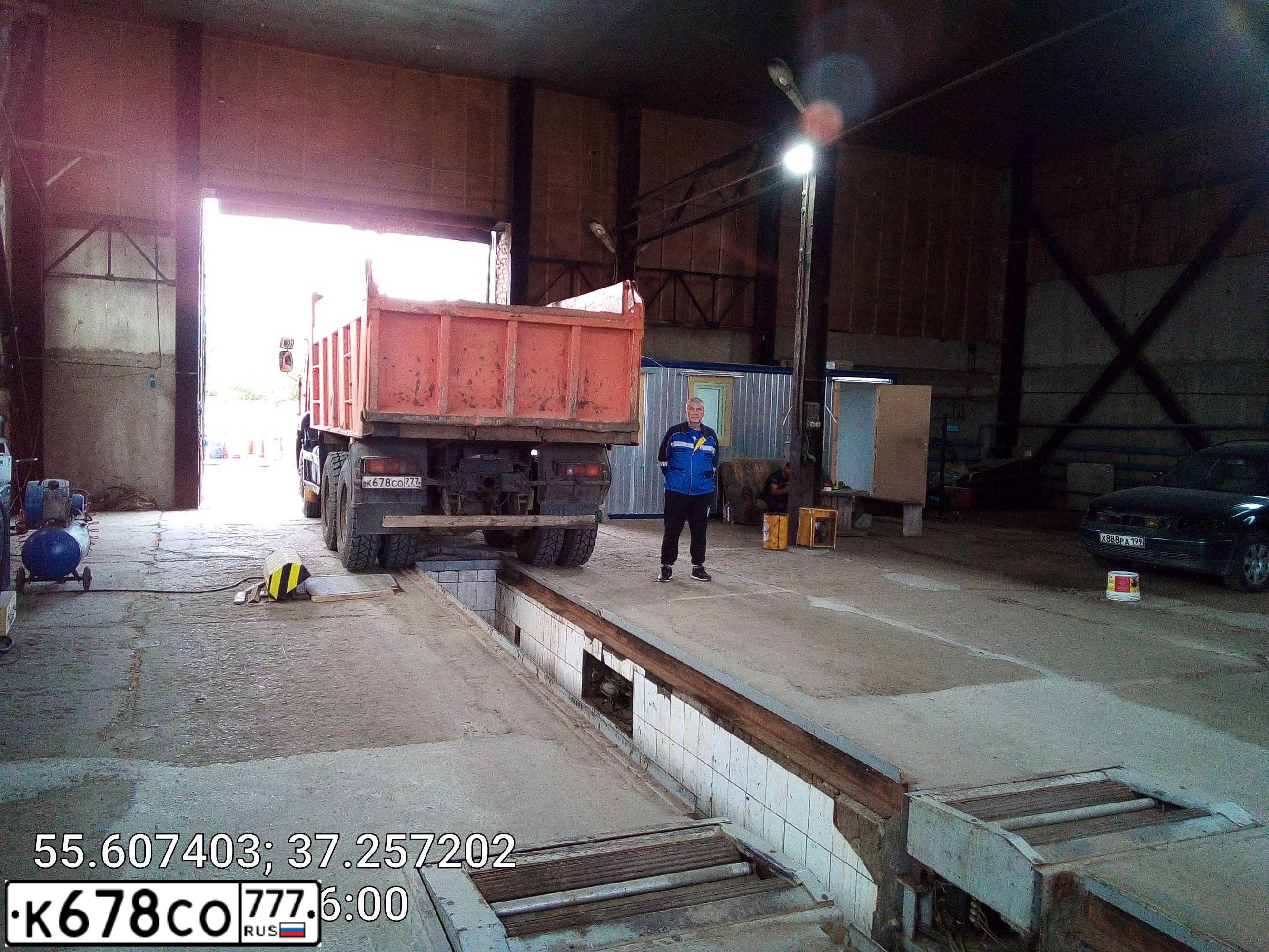 Фото автомобиля KAMAZ 6520 /6X4/, 2010 — госномер О519ЕМ71. Цвет: Оранжевый